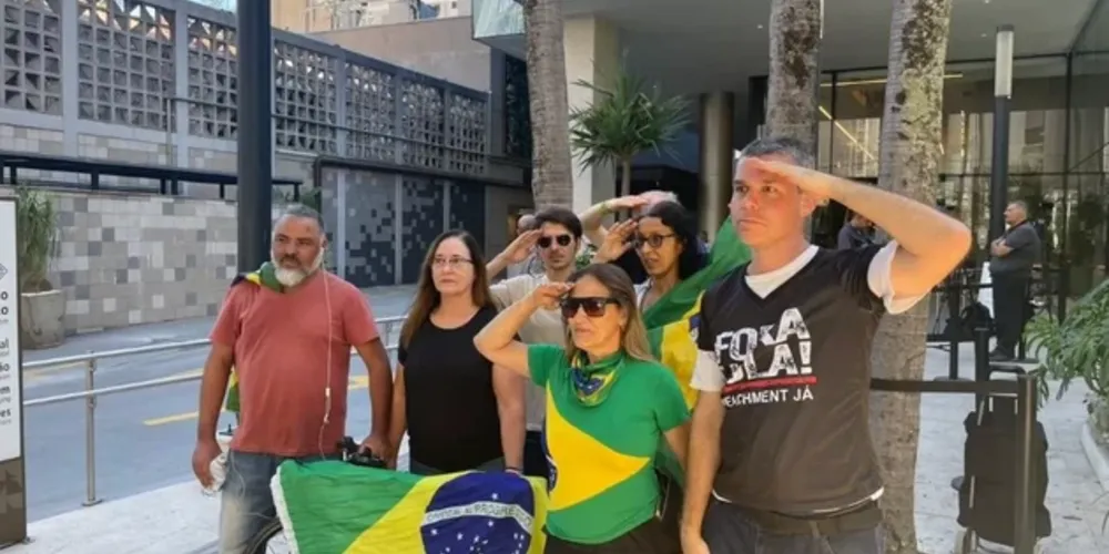 Bolsonaristas afirmam estar reunidos em vigília e em oração pela saúde do ex-presidente