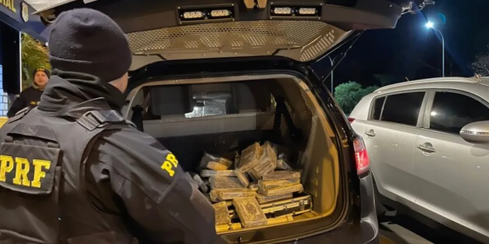 Os policiais realizaram buscas nos carros e encontraram no Kia 48 quilos 450 gramas de cloridrato de cocaína