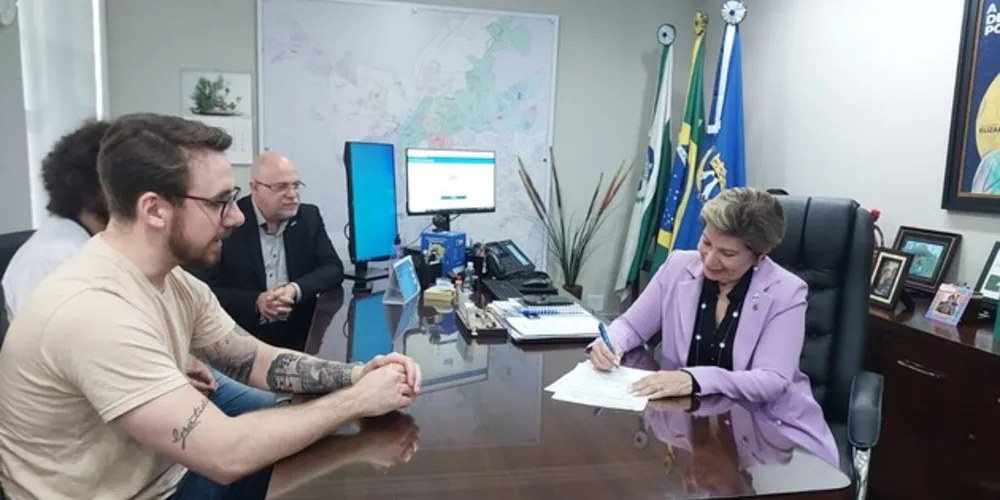 A assinatura do decreto foi acompanhada pelo chefe de Gabinete, Edgar Hampf, e pelo vereador Geraldo Stocco