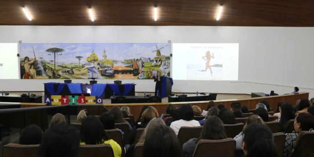 Os professores, participantes do evento, tiveram a oportunidade de assistir a duas palestras