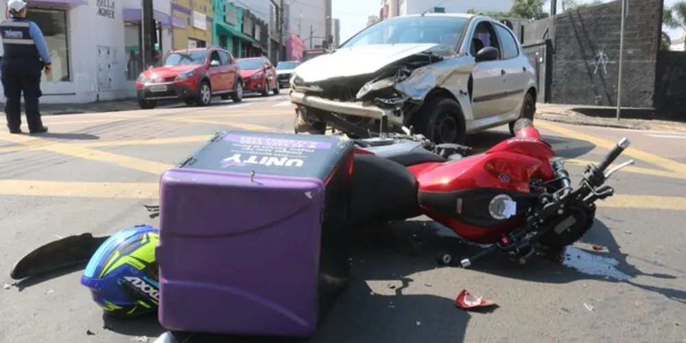 Acidente aconteceu na manhã desta quarta-feira (23), no Centro de Ponta Grossa