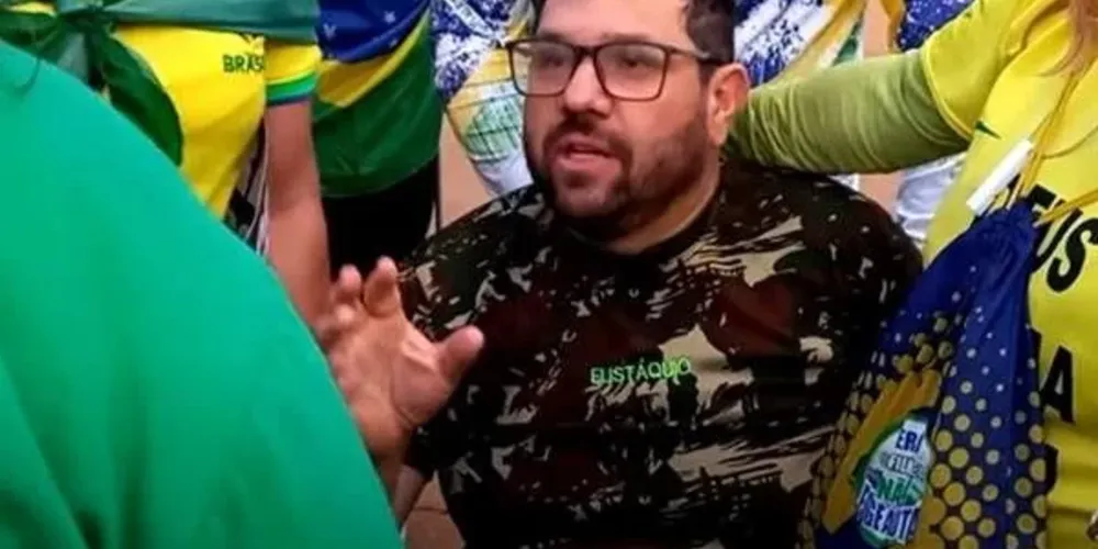 No Brasil, o blogueiro é investigado por participar em atos antidemocráticos