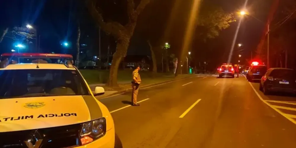 Para evitar que algo acontecesse, caso fosse realmente uma bomba, os policiais fecharam o acesso à Rua José de Alencar