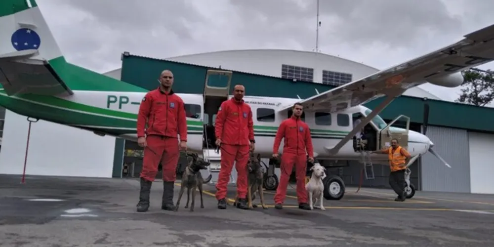 Três bombeiros (dois de Curitiba e um de Cianorte) e três cães especializados do Corpo de Bombeiros do Paraná embarcaram neste sábado (9) para o Rio Grande do Sul