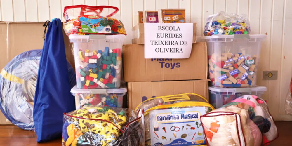 Brinquedos pedagógicos e materiais esportivos foram entregues nas escolas e CMEIs