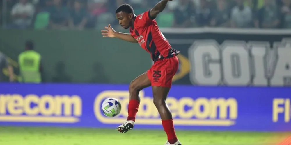 Mesmo atuando na condição de visitante, o Athletico-PR iniciou melhor o confronto