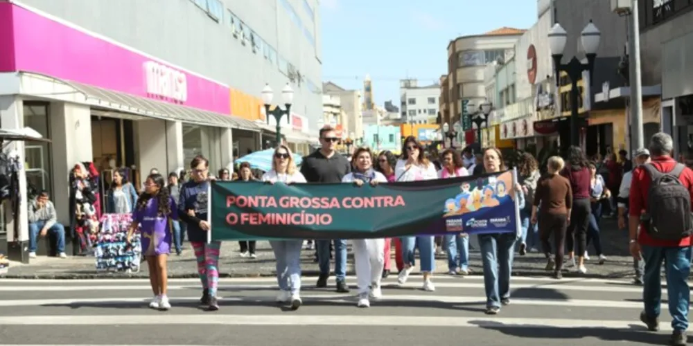 A prefeita Elizabeth Schmidt participou da caminhada e ressaltou a importância da mobilização