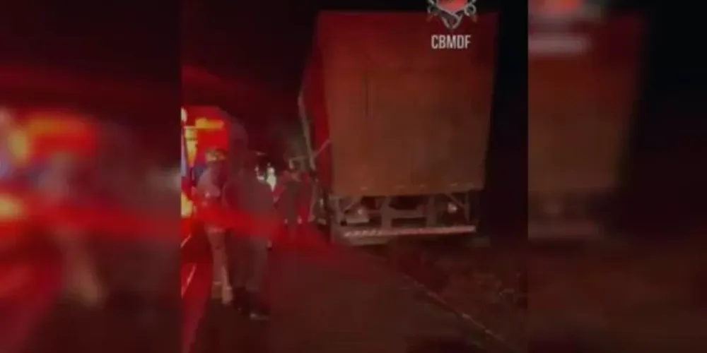 A carreta do caminhão ainda teria se movimentado por 20 metros até bater em um barranco