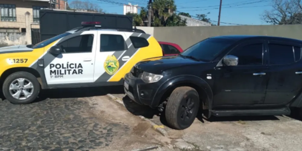 Camionete L200 foi vista em cima de um caminhão guincho