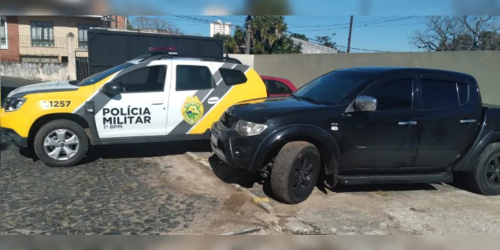 Camionete L200 foi vista em cima de um caminhão guincho