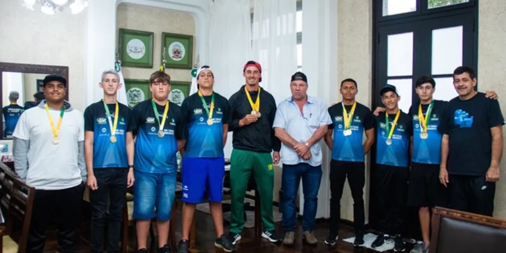O prefeito de Tibagi, Artur Butina, recebeu durante a semana no gabinete do Palácio do Diamante os atletas tibagianos da canoagem