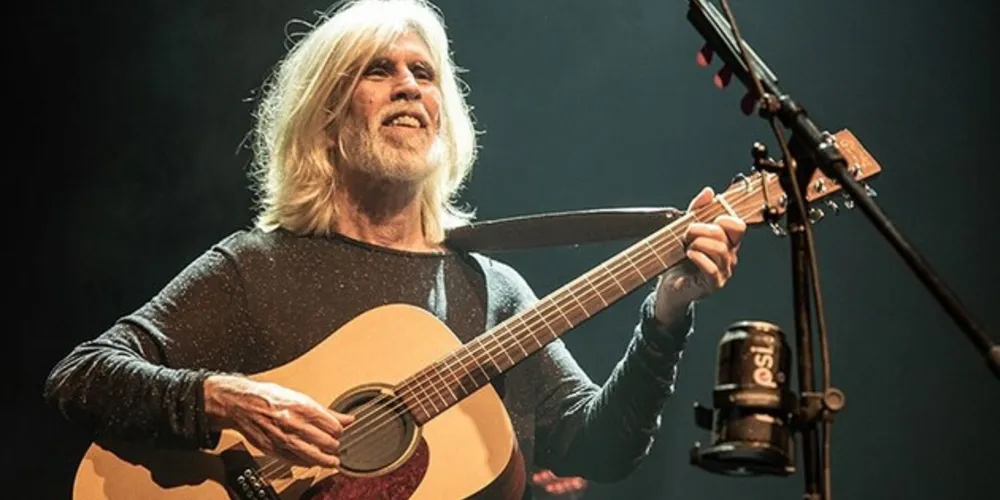 No dia 6 de agosto, o cantor sobre ao palco do Teatro Marista