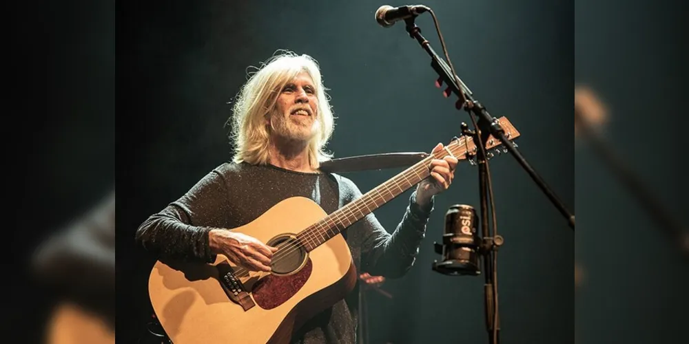 No dia 6 de agosto, o cantor sobre ao palco do Teatro Marista