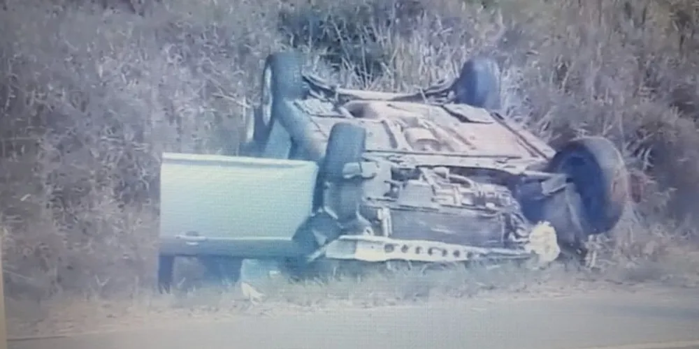 Capotamento aconteceu na manhã deste domingo (20)