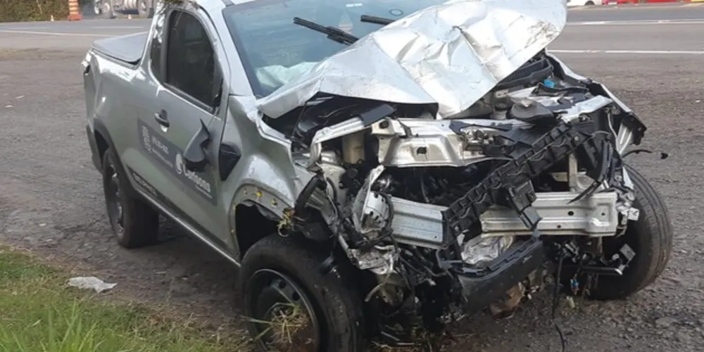 Veículo teria colidido contra a defensa metálica e capotado