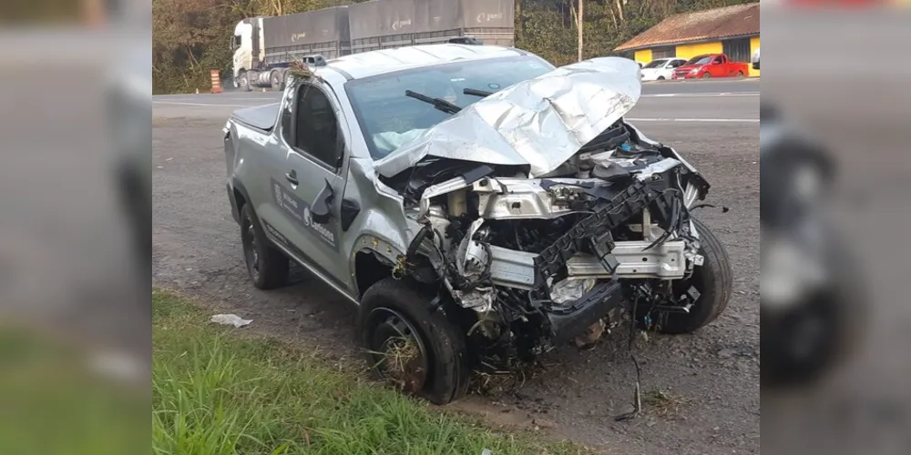 Veículo teria colidido contra a defensa metálica e capotado