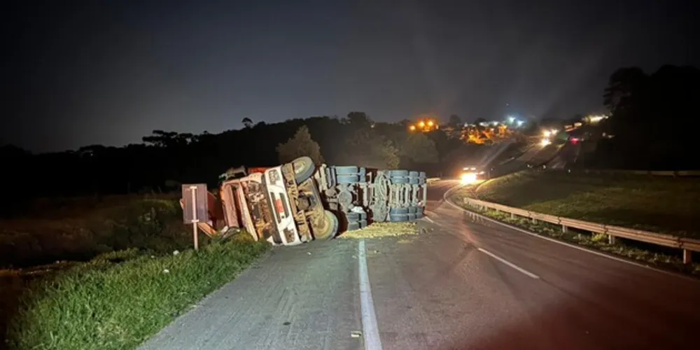 Tombamento aconteceu na madrugada desta segunda-feira (04)