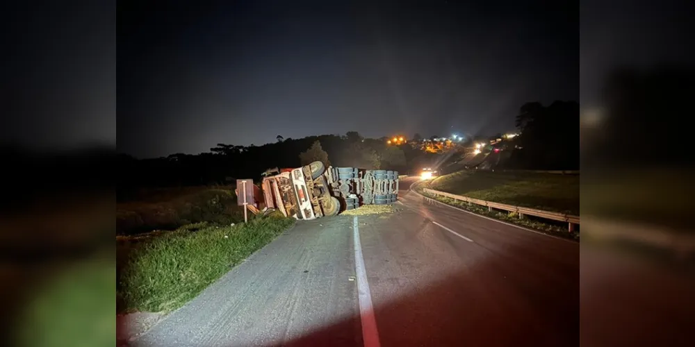 Tombamento aconteceu na madrugada desta segunda-feira (04)