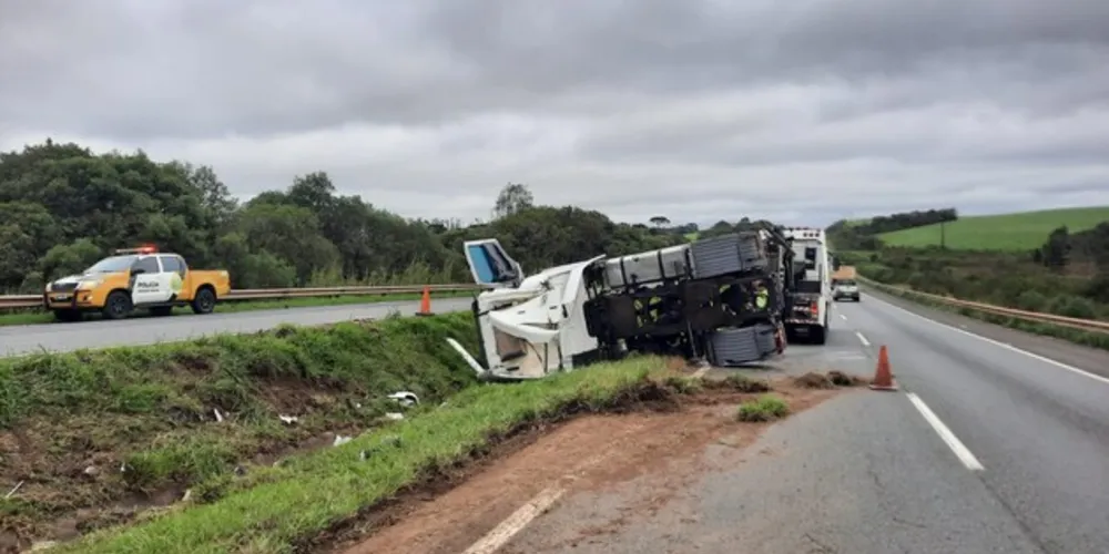 Capotamento aconteceu na PR-151, em Castro, na tarde desta quarta-feira (06)