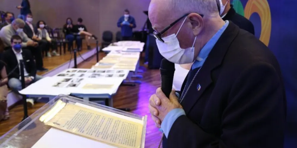 Dom Sergio leu em voz alta a homilia de Dom Geraldo