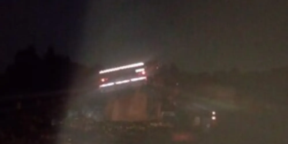 Caminhão sai da pista para o canteiro central na BR-376, km 514