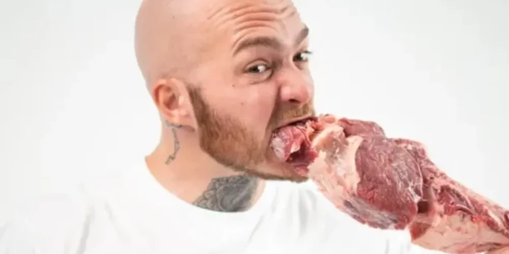 Um homem de 30 anos iniciou um regime alimentar composto por 90% de carne crua