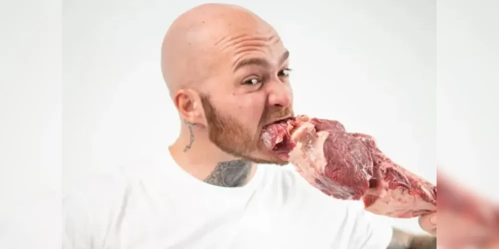 Um homem de 30 anos iniciou um regime alimentar composto por 90% de carne crua