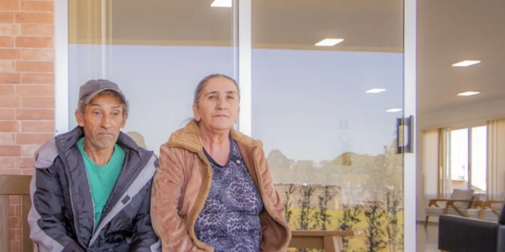 Jorandir Eunice Godoy (64) e Derci de Luz Pereira (62) percorrem os mais de 100 quilômetros entre Imbaú e o HU