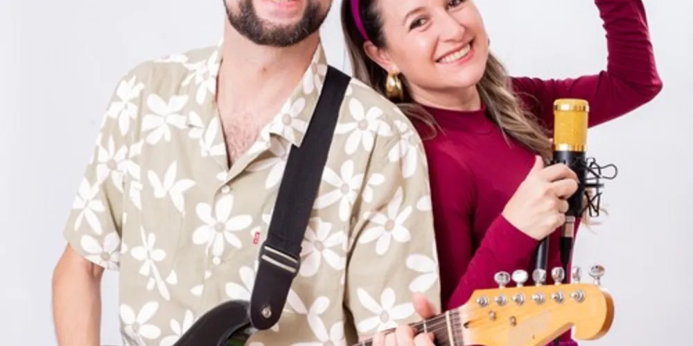 Os cantores Joãozinho e Juliani, da Casa Cantante, se apresentam no Parque Ambiental