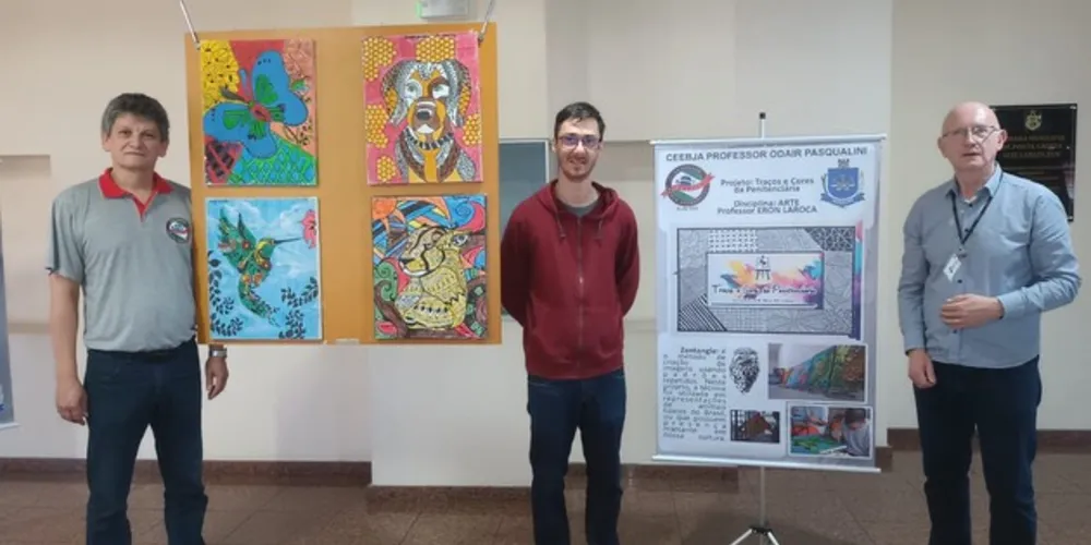 Eduardo de Lara Cardozo, diretor Auxiliar do CEEBJA; Eron Laroca, professor de Arte; e Marcos Otávio Krik da Luz Lemes, diretor da instituição