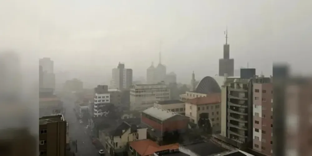 Instituto Nacional de Meteorologia emitiu um alerta laranja para tempestade que se iniciou nesta sexta-feira (18), com previsão de término às 10h deste sábado (19)