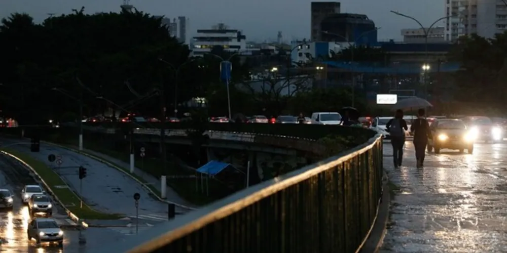 O Inmet prevê que, no Brasil, as rajadas de vento mais intensas devem alcançar os 80 km/h