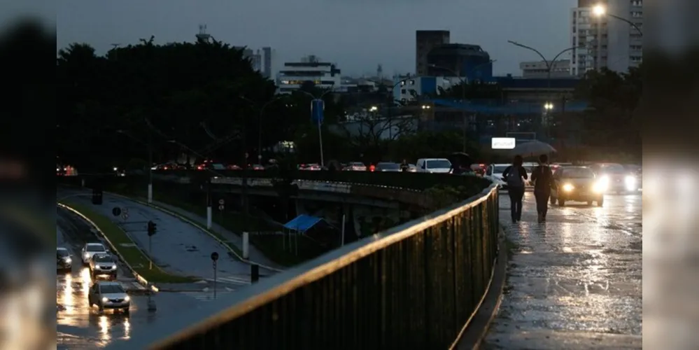 O Inmet prevê que, no Brasil, as rajadas de vento mais intensas devem alcançar os 80 km/h