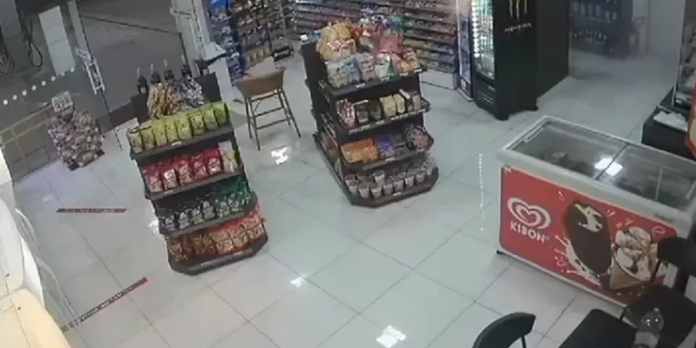 Três homens armados tentaram um assalto a um posto de gasolina no bairro Tatuquara, em Curitiba