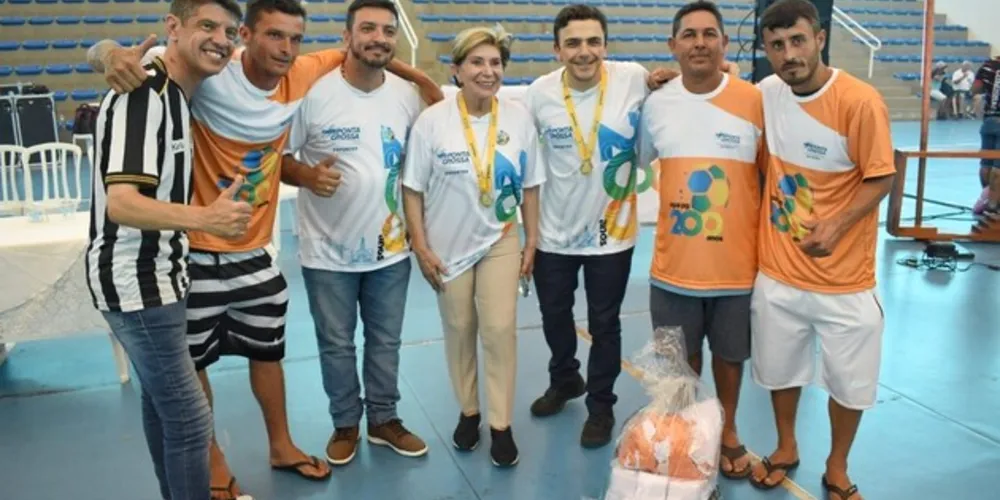 Prefeitura entrega uniformes para equipes