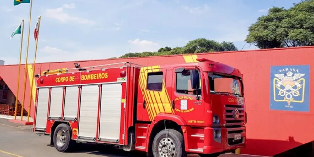 Corpo de Bombeiros foi acionado para ocorrência envolvendo tombamento de caminhão