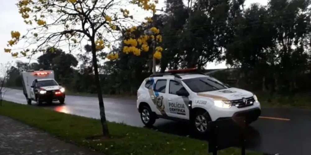 O corpo de um homem, com idade entre 30 e 35 anos, foi encontrado em um lago nas dependências de uma empresa de logística