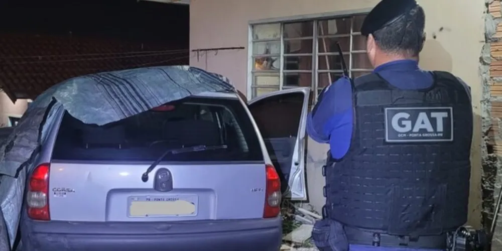 Denúncia anônima levou a Guarda Municipal até o local onde o carro estava coberto com lona