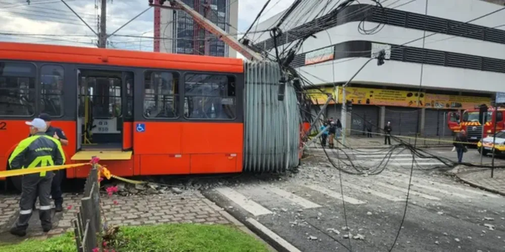 O acidente no Centro de Curitiba aconteceu no sábado (09)