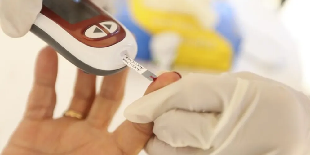 A alta concentração de açúcar no sangue, pode afetar mecanismos do sistema imunológico e aumentar a chance de contrair infecções