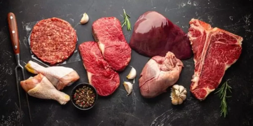 O consumo exagerado de carne pode aumentar o colesterol, o ácido úrico e também os riscos de câncer colorretal, principalmente para carnes embutidas e processadas