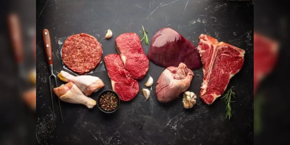 O consumo exagerado de carne pode aumentar o colesterol, o ácido úrico e também os riscos de câncer colorretal, principalmente para carnes embutidas e processadas