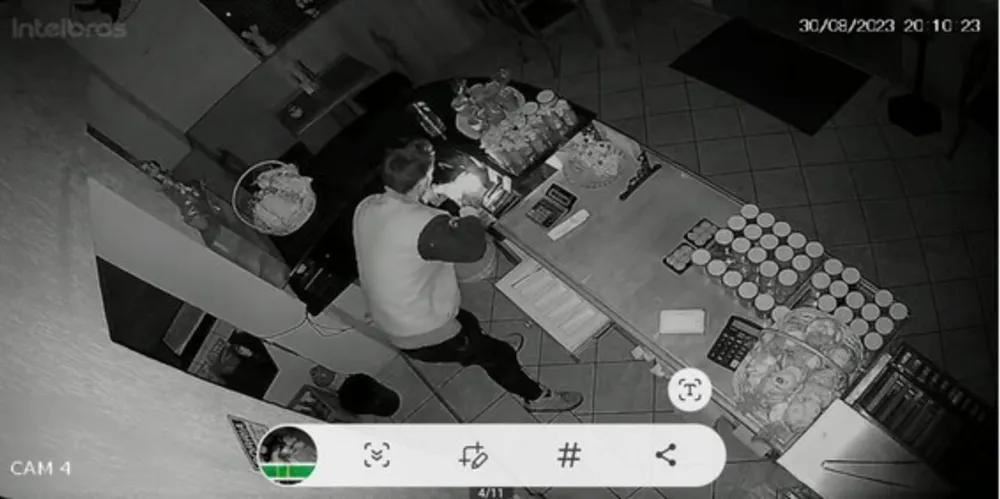 Homem foi flagrada furtando no interior da empresa Otto Empadinhas, na noite desta quarta-feira (30)
