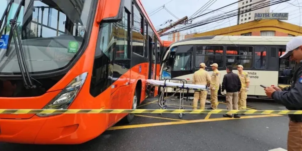 Acidente aconteceu na manhã deste sábado (09) no Centro de Curitiba