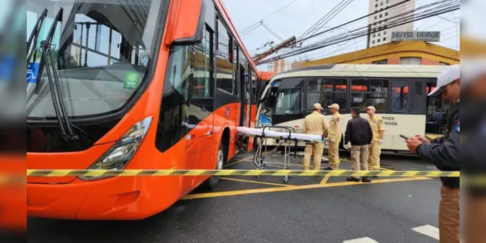 Acidente aconteceu na manhã deste sábado (09) no Centro de Curitiba