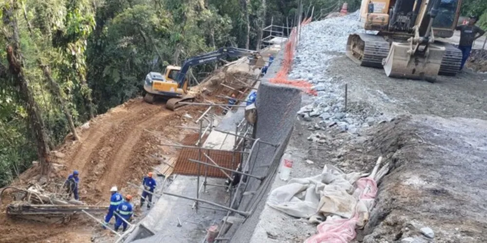 Um dos pontos mais afetados por escorregamentos de terra vai receber nova pavimentação e será liberado novamente ao tráfego.