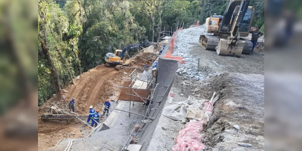 Um dos pontos mais afetados por escorregamentos de terra vai receber nova pavimentação e será liberado novamente ao tráfego.