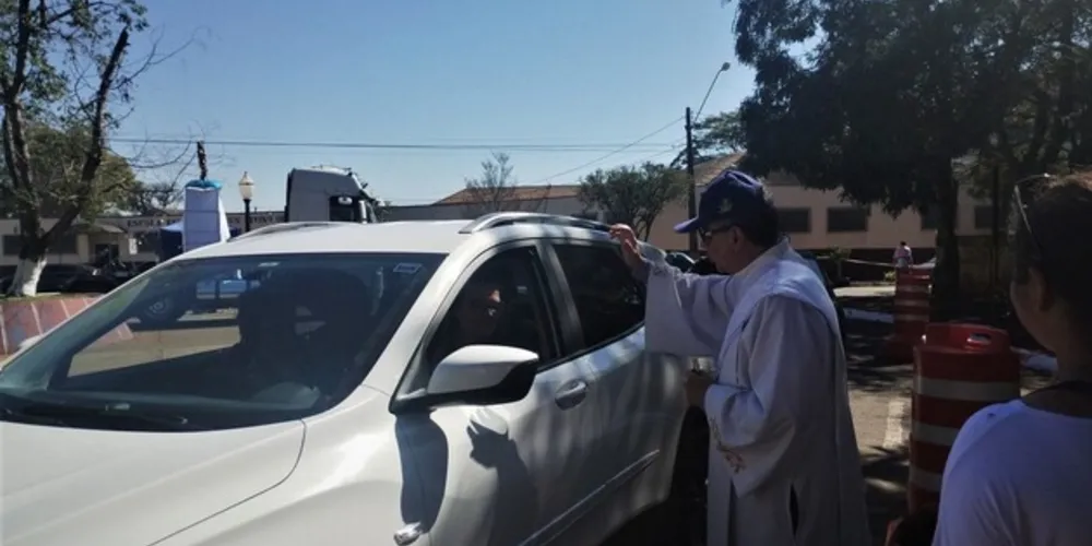 Diáconos ajudaram na tradicional bênção