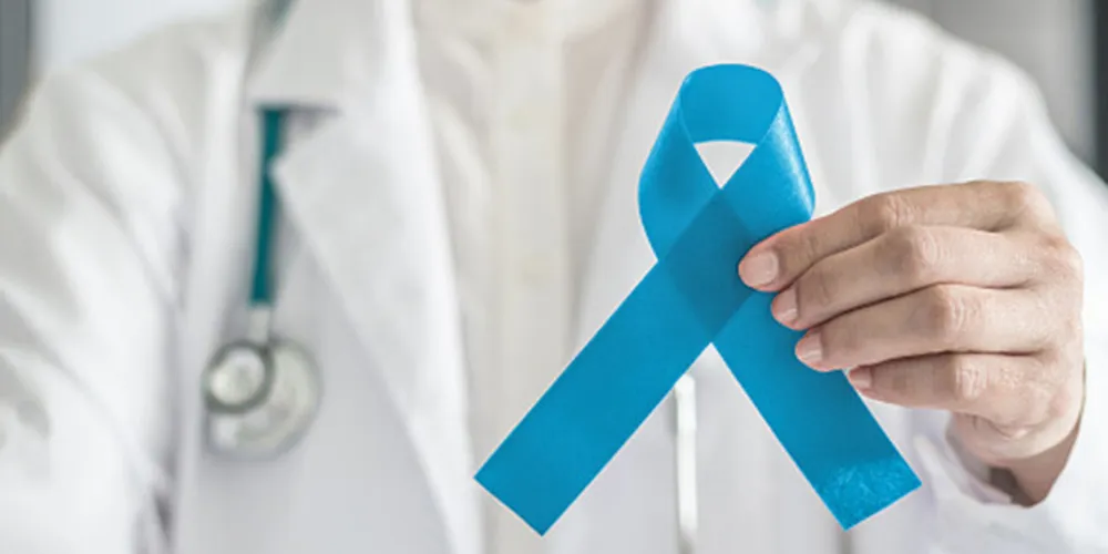 Fita azul simbólica para campanha de conscientização do câncer de próstata e saúde masculina na mão do médico