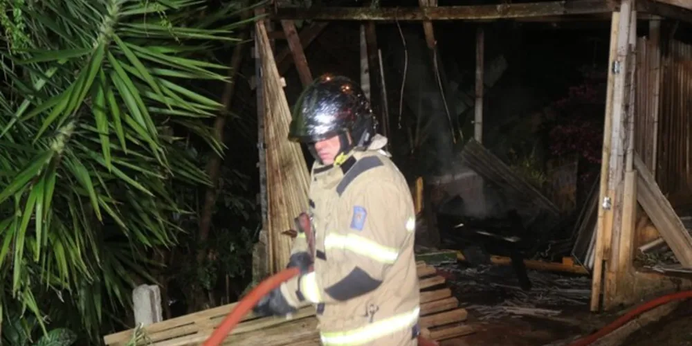 Fogo atingiu garagem da casa no bairro da Ronda